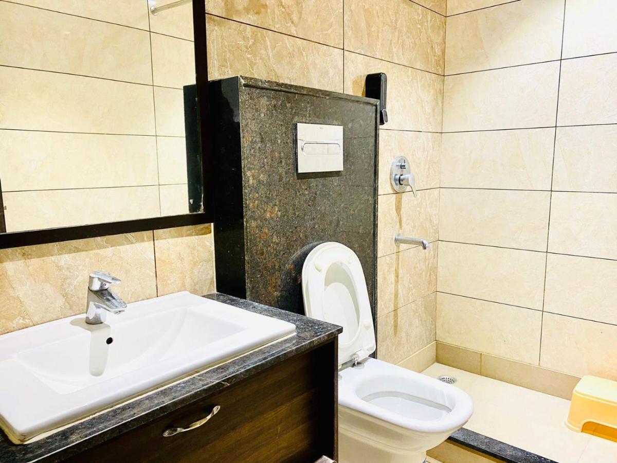 Qotel Hotel Rajouri Garden Above Ritu Marbles, Near Rajouri Garden Metro Station-Couple Friendly New Delhi Eksteriør bilde
