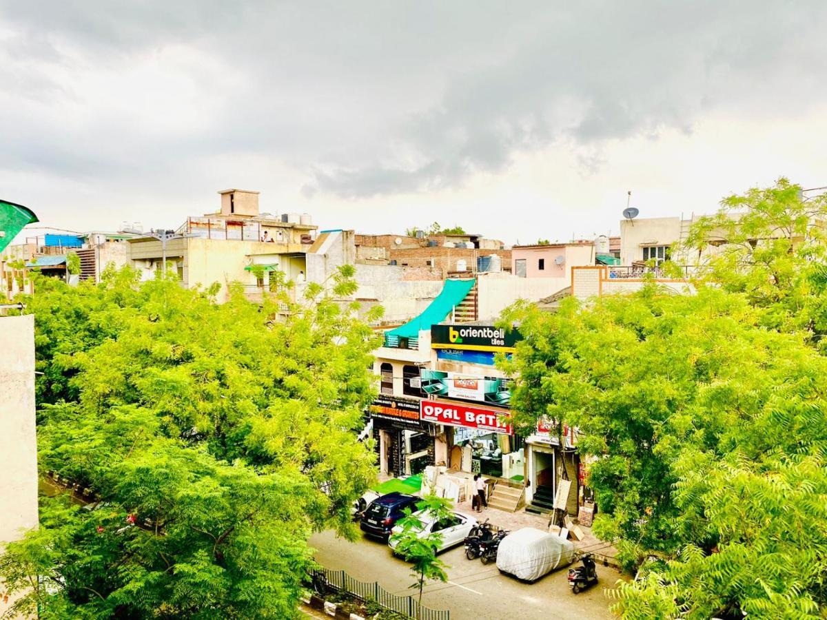 Qotel Hotel Rajouri Garden Above Ritu Marbles, Near Rajouri Garden Metro Station-Couple Friendly New Delhi Eksteriør bilde