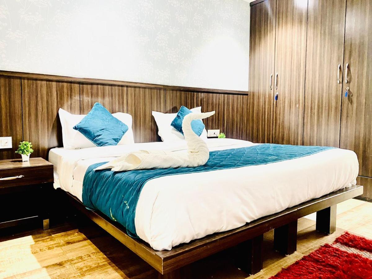 Qotel Hotel Rajouri Garden Above Ritu Marbles, Near Rajouri Garden Metro Station-Couple Friendly New Delhi Eksteriør bilde
