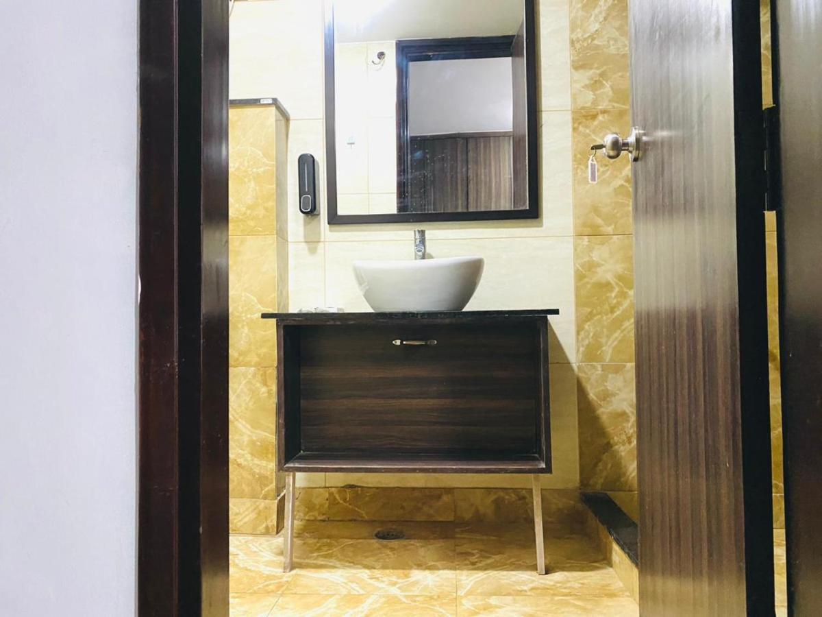 Qotel Hotel Rajouri Garden Above Ritu Marbles, Near Rajouri Garden Metro Station-Couple Friendly New Delhi Eksteriør bilde
