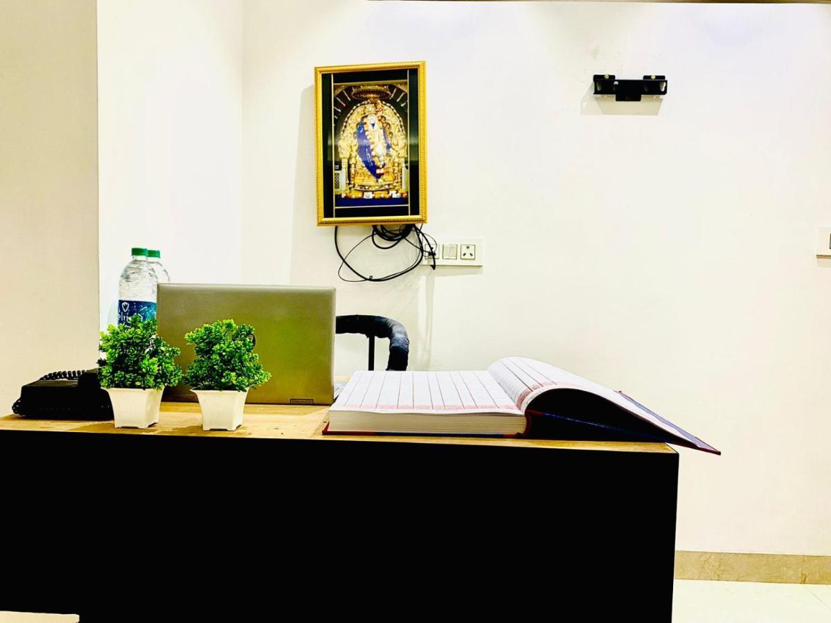 Qotel Hotel Rajouri Garden Above Ritu Marbles, Near Rajouri Garden Metro Station-Couple Friendly New Delhi Eksteriør bilde