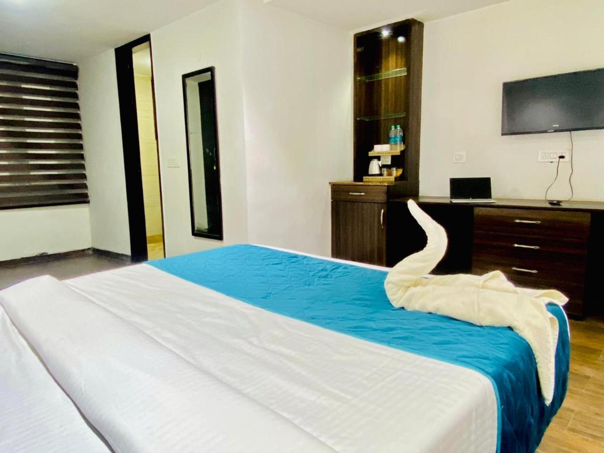 Qotel Hotel Rajouri Garden Above Ritu Marbles, Near Rajouri Garden Metro Station-Couple Friendly New Delhi Eksteriør bilde