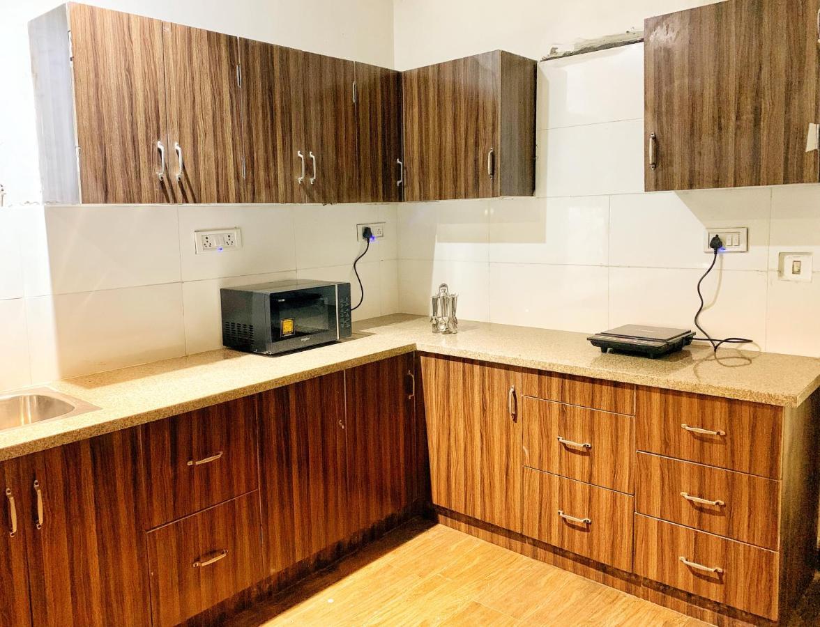 Qotel Hotel Rajouri Garden Above Ritu Marbles, Near Rajouri Garden Metro Station-Couple Friendly New Delhi Eksteriør bilde